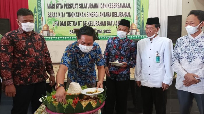 Pemotongan tumpeng oleh Plh Camat Balikpapan Utara Ardiawan yang mewakili Wali Kota Balikpapan H Rahmad Mas'ud saat halal bihalal Ketua RT Kelurahan Batu Ampar, di Gedung Serba Guna Kelurahan Batu Ampar, Sabtu (28/5/2022). Foto: BorneoFlash.com/Niken.