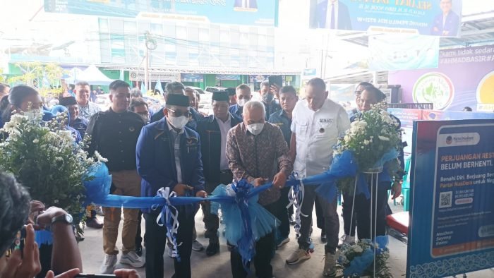 Ketua DPW Partai NasDem Kaltim H Isran Noor saat meresmikan Sekretariat DPD Partai NasDem yang berada di Kompleks Bukit Damai Sentosa Blok A3 No. 16 Kecamatan Balikpapan Selatan, Sabtu (28/5/2022). Foto: BorneoFlash.com/Niken.