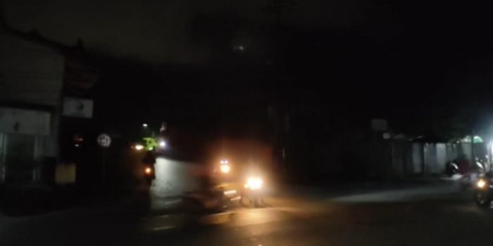 Kondisi Penerangan Jalan Umum (PJU) yang berada di Jalan Soekarno Hatta Kilometer 2 Balikpapan Utara, tepatnya di samping Kelurahan Muara Rapak. Foto: Ist.