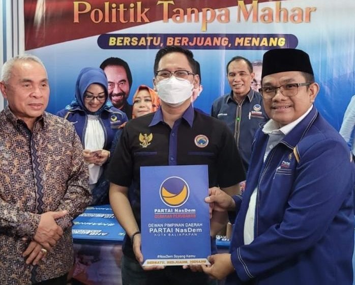 Galang Nusantara mengembalikan formulir Bacaleg Pileg tahun 2024 kepada Ketua DPD Partai NasDem Kota Balikpapan, Ahmad Basir, disaksikan Ketua Dewan Pengurus Wilayah (DPW) Partai NasDem Provinsi Kalimantan Timur (Kaltim), Isran Noor. Foto: HO.