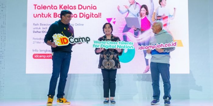 President Director and CEO Indosat Ooredoo Hutchison, Vikram Sinha saat meluncurkan produk IDCamp 2022