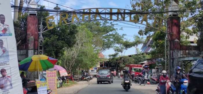 Kondisi lingkungan yang berada di pintu gerbang utama Perumahan Graha Indah Balikpapan Utara, Selasa (31/5/2022). foto: BorneoFlash.com/Niken.