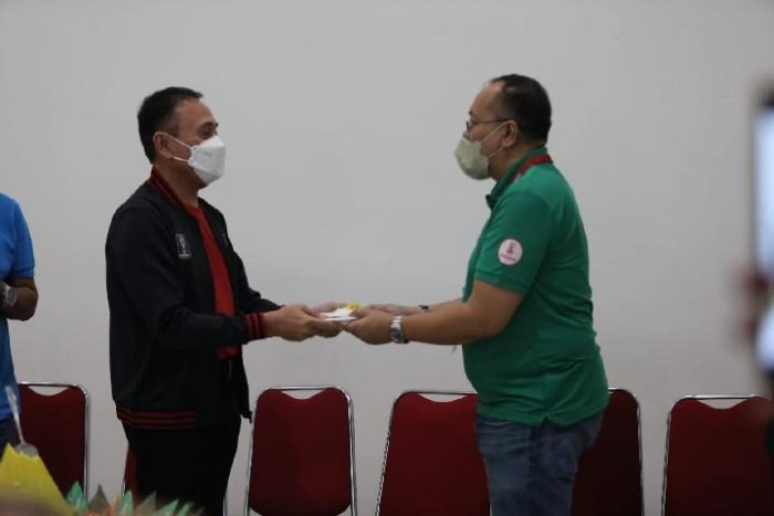 Ketua PSSI Mochamad Iriawan dan Dirut PT Liga Indonesia Baru (LIB), Akhmad Hadian Lukito, saat tumpengan menjelang Piala Presiden 2022. Foto: pssi.org