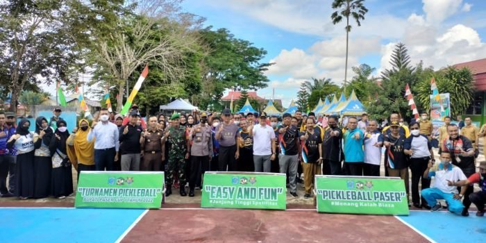 Foto bersama saat pembukaan Turnamen Pickleball di Lapangan Pickleball SMPN 2 Tanah Grogot,  Senin (20/06/2022). Foto: Ist.