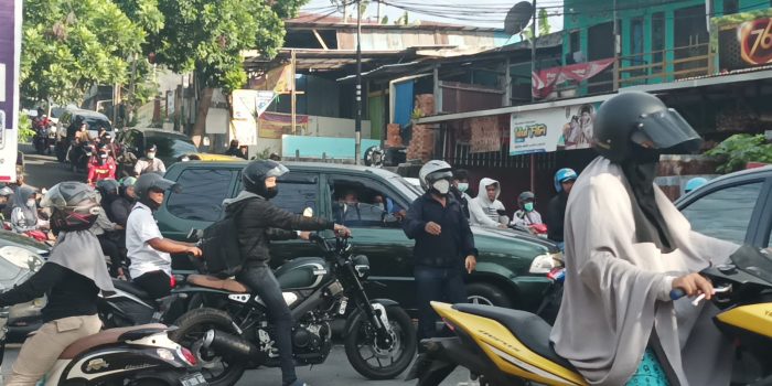 Tidak Ada Petugas di Lapangan, Pengendara Turun Mengatur Lalu Lintas Jalan Yang Macet  