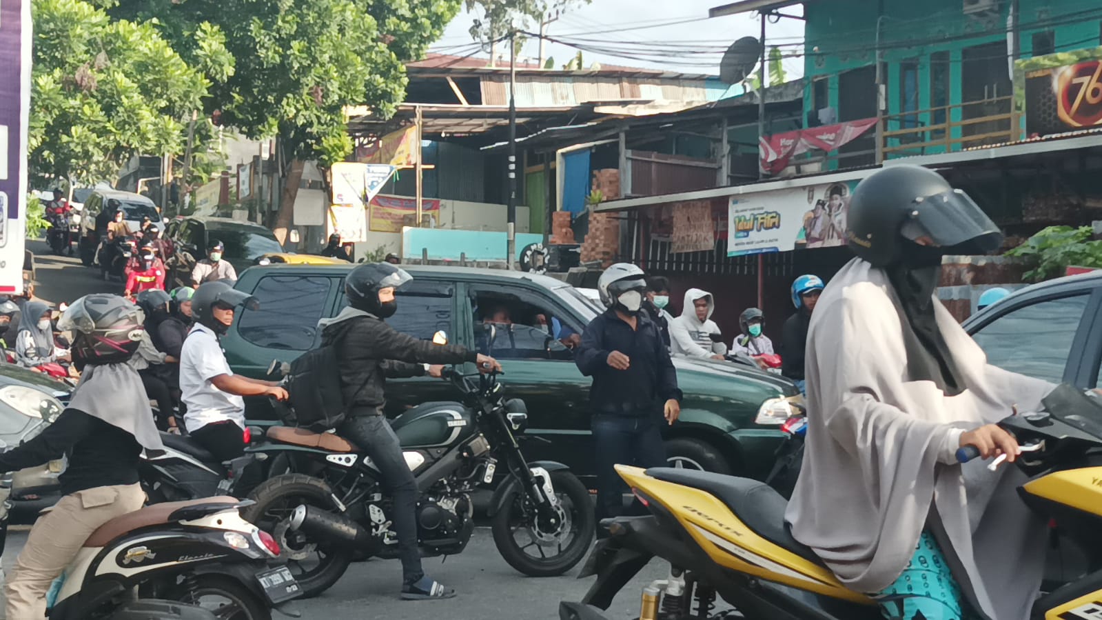 Tidak Ada Petugas di Lapangan, Pengendara Turun Mengatur Lalu Lintas Jalan Yang Macet  