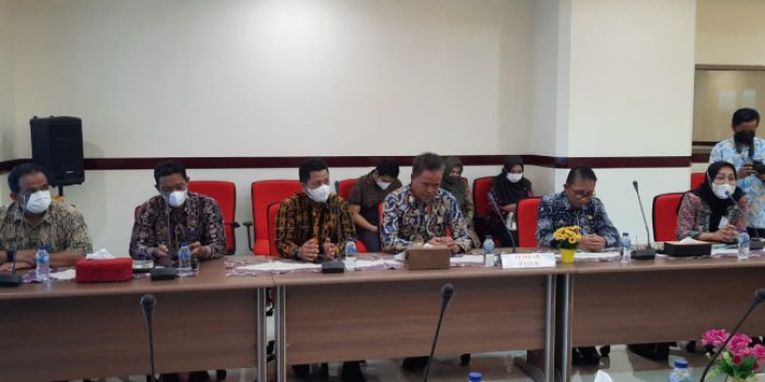 Kepala DKISP Hj Ina Rosana (Foto: pojok kanan) setelah penandatanganan berdiskusi dan mengatakan bahwa desa-desa di area blank spot telah berkurang banyak, sehingga tinggal beberapa desa lagi yang masih memerlukan perhatian serius. Foto: HO/Paser Smart City.
