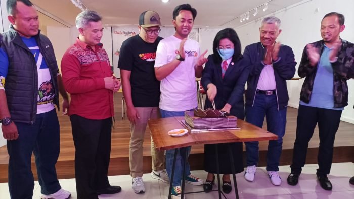 Wakil Ketua DPRD Balikpapan Budiono bersama Anggota DPRD Balikpapan H Iwan Wahyudi, ikut menghadiri perayaan yang sekaligus melaunching program baru Onix Radio yakni Onix News, di Gedung Parkir Klandasan Balikpapan, Sabtu (4/6/2022). Foto: BorneoFlash.com/Niken.