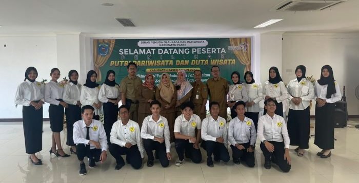 15 finalis Pemilihan Putri Pariwisata dan Duta Wisata Kabupaten Paser bersama Sekretaris Disporabudpar Paser Bambang Abdul Khaliq, Kabid Pariwisata Arya Widhiyasa dan jajarannya. Foto: Dok/Disporabudpar Paser.
