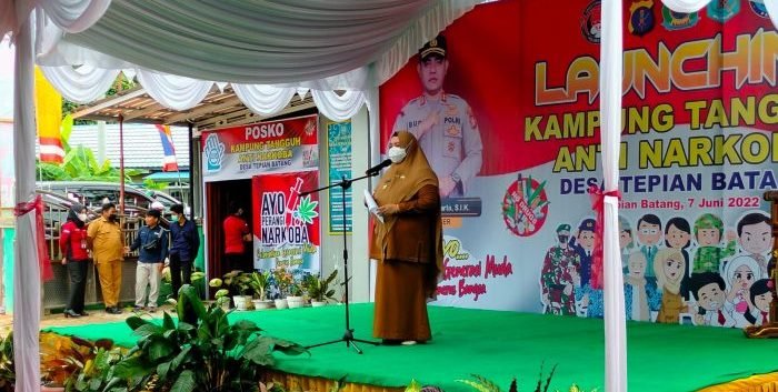 Wabup Paser Syarifah Masitah Assegaf sekaligus sebagai Ketua BNK Paser , Hadir di launching Kampung Tangguh Anti Narkoba di halaman Kantor Desa Tepian Batang, Selasa (7/6/2022). Foto: HO.