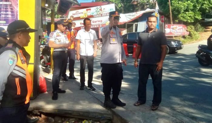 Kadishub Balikpapan Elvin Junaidi meninjau wilayah kemacetan Kampung Timur  bersama Lurah Gunung Samarinda Tarso dan Ketua LPM Gunung Samarinda Halili Adi Negara, Rabu (8/6/2022).. Foto: BorneoFlash.Com/Ist.