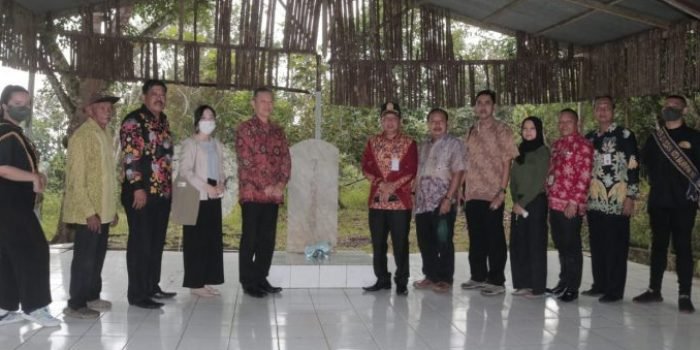 Konjen Jepang Mr Takeyama Kenichi bersama Wakil Konsul Tsumura Moe dan Asisten Konsul Muchamad Zinuri melakukan kunjungan ziarah makam Jepang di Jalan Sosial Kelurahan Lamaru, Kamis (9/6/2022). Foto: BorneoFlash.com/Ist.