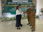 Sekretaris Disporabudpar Paser Bambang Abdul Khaliq dan Kabid Pariwisata Arya Widhiyasa secara simbolis menyerahkan penghargaan kepada perwakilan finalis Pemilihan Putri Pariwisata dan Duta Wisata Kabupaten Paser 2022, Kholifah mewakili finalis putri. Foto: HO/Disporabudpar Paser.