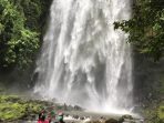 Kepala Dispar Kubar, Yuyun Diah Setyorini saat mengunjungi salah satu tempat wisata alam, Jantur Inar di Kecamatan Nyuatan beberapa waktu lalu. Foto: Ist.