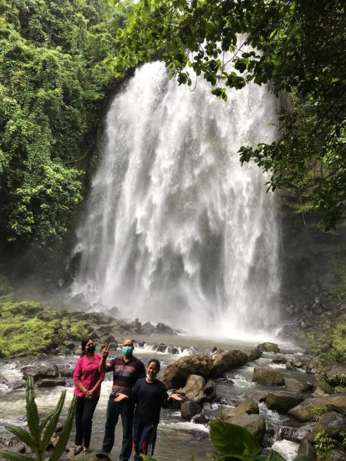 Kepala Dispar Kubar, Yuyun Diah Setyorini saat mengunjungi salah satu tempat wisata alam, Jantur Inar di Kecamatan Nyuatan beberapa waktu lalu. Foto: Ist.