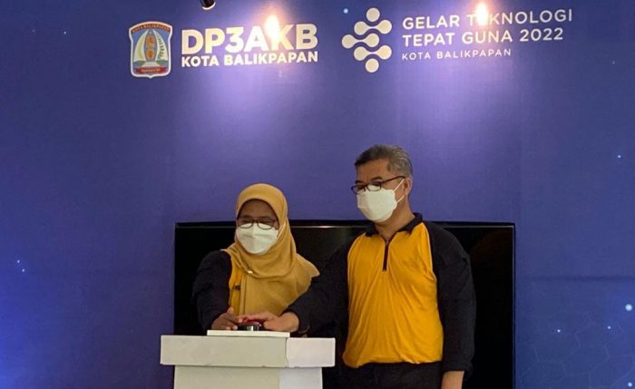 Gebyar dan Lomba Teknologi Tepat Guna (TTG) yang ke 8 Tingkat Kota Balikpapan Tahun 2022 resmi dibuka Kadiskominfo Balikpapan Adamin Siregar dan Ketua Panitia Alwiaty di Mall Plaza Balikpapan, Jumat (10/6/2022). Foto: BorneoFlash.com/Niken.