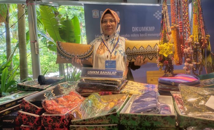 Pelaku UMKM Bahalap Wati Bahalap saat tampil pada gebyar dan lomba TTG di Mall Plaza Balikpapan, Jumat (10/6/2022). Foto: BorneoFlash.com/Niken.