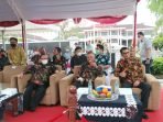 Anggota DPRD Balikpapan saat menyaksikan Wonderland Karnaval di Kantor Pemkot Balikpapan, Minggu (12/6/2022). Foto: BorneoFlash.com/Niken.