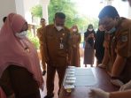 Wabup Paser Syarifah Masitah Assegaf sekaligus Ketua BNK Paser memimpin pelaksanaan tes urine pada PNS dan PTT di lingkungan Pemkab Paser, Senin (13/6/2022). Foto: Humas Pemkab Paser.