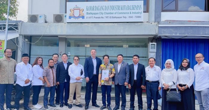 KADIN Balikpapan Foto Bersama dengan investor dari Negeri Sabah Malaysia di Kantor KADIN Balikpapan, Selasa (14/6/2022). Foto: BorneoFlash.com/Niken.
