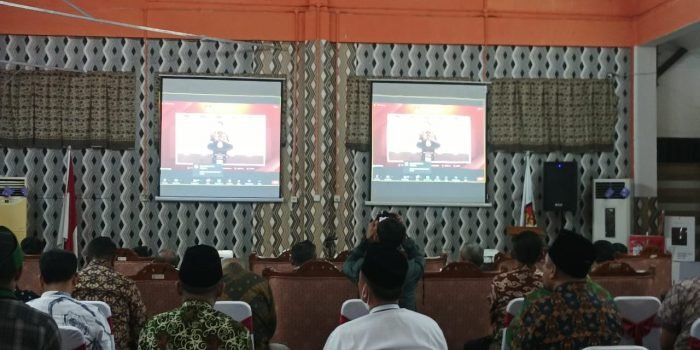 KPU Balikpapan mengikuti peluncuran Tahapan Pemilu Serentak Tahun 2024 yang disiarkan secara langsung dari Youtube KPU RI, di Aula KPU Balikpapan, Selasa (14/6/2022) malam. Foto: BorneoFlash.com/Niken.