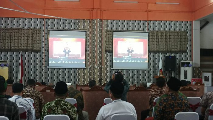 KPU Balikpapan mengikuti peluncuran Tahapan Pemilu Serentak Tahun 2024 yang disiarkan secara langsung dari Youtube KPU RI, di Aula KPU Balikpapan, Selasa (14/6/2022) malam. Foto: BorneoFlash.com/Niken.