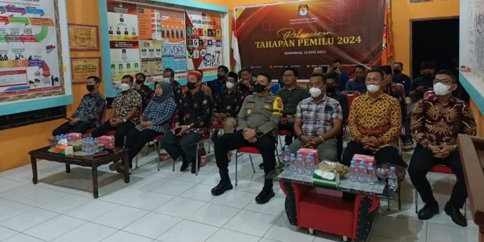 Peluncuran tahapan pemilu tahun 2024 yang diikuti secara daring oleh KPU Kubar, Bawaslu Kubar, Polres Kubar dan tamu undangan lainnya pada Selasa (14/6/2022) malam. Foto: BorneoFlash.com/Lilis Suryani.
