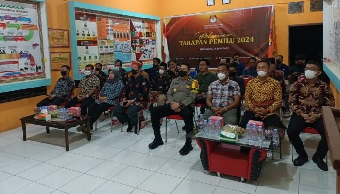 Peluncuran tahapan pemilu tahun 2024 yang diikuti secara daring oleh KPU Kubar, Bawaslu Kubar, Polres Kubar dan tamu undangan lainnya pada Selasa (14/6/2022) malam. Foto: BorneoFlash.com/Lilis Suryani.
