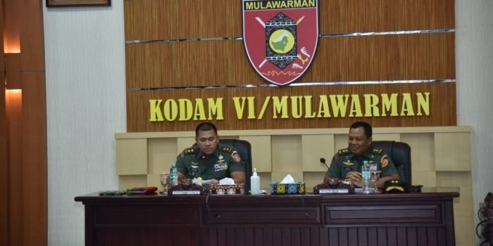 Panglima Kodam VI/Mulawarman Mayor Jenderal TNI Teguh Pudjo Rumekso menghadiri Taklimat Akhir Audit kinerja Itjen TNI Periode II TA. 2022 yang dipimpin oleh Wairjen TNI, Mayjen TNI Farid Makruf, di ruang Yudha Makodam VI/Mlw Balikpapan Kamis (16/6/2022). 
