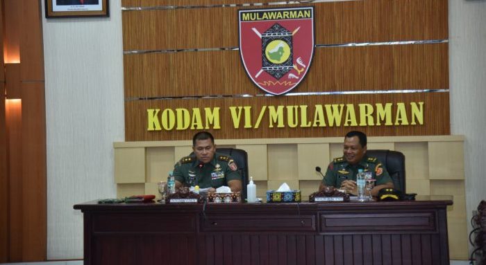 Panglima Kodam VI/Mulawarman Mayor Jenderal TNI Teguh Pudjo Rumekso menghadiri Taklimat Akhir Audit kinerja Itjen TNI Periode II TA. 2022 yang dipimpin oleh Wairjen TNI, Mayjen TNI Farid Makruf, di ruang Yudha Makodam VI/Mlw Balikpapan Kamis (16/6/2022). Foto: HO/Pendam VI/Mlw.