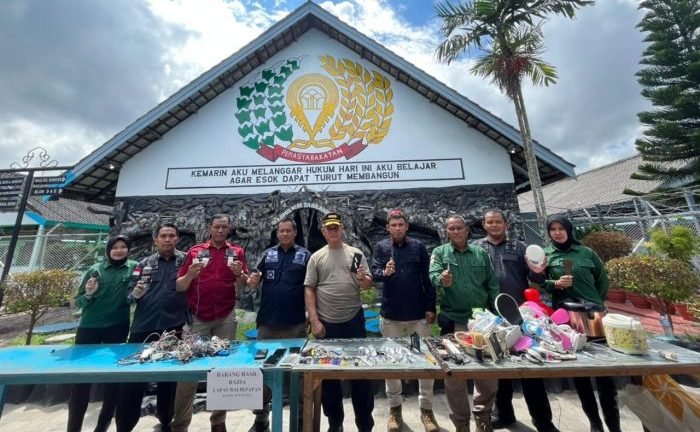 Petugas Direktorat Jenderal Pemasyarakatan (PAS) Kemenkumham sidak melakukan penggeledahan ke Lembaga Pemasyarakatan Balikpapan dan Temukan Sederetan Barang Terlarang, Kamis  (16/06/22) siang. Foto: BorneoFlash.com/Ist.