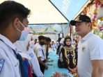 Bupati Paser dr Fahmi Fadli mengunjungi stand Bazar Hasil Panen Belajar SMPN 2 Tanah Grogot, Senin (20/6/2022). Foto: Ist.