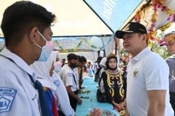 Bupati Paser dr Fahmi Fadli mengunjungi stand Bazar Hasil Panen Belajar SMPN 2 Tanah Grogot, Senin (20/6/2022). Foto: Ist.