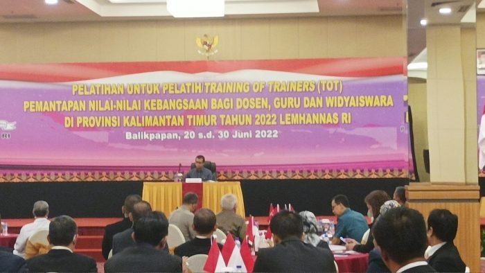 Pelatihan untuk pelatih/training of trainers (TOT) pemantapan nilai-nilai kebangsaan bagi dosen, guru dan widyaiswara di Provinsi Kalimantan Timur (Kaltim) tahun 2022 di Hotel Platinum Balikpapan, Senin (20/6/2022). Foto: BorneoFlash.com/Niken.