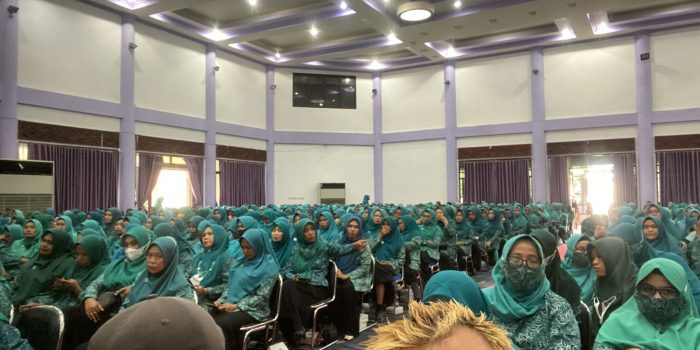 Ribuan kader PKK se-Kabupaten Paser dalam acara Pra HKG dan Pembentukan Dasawisma di Gedung Awa Mangkuruku, Tanah Grogot. Foto: Humas Pemkab Paser.