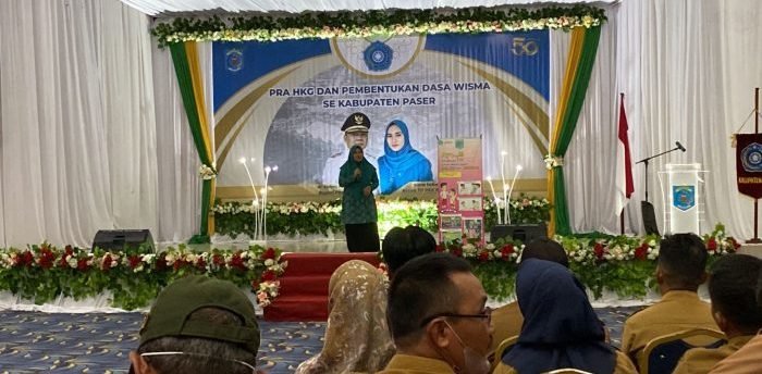 Ketua TP PKK Kabupaten Paser Shinta Rosma Yanti Fahmi Fadli berikan sambutan dalam acara Pra HKG dan Pembentukan Dasawisma di Gedung Awa Mangkuruku, Senin (20/6/2022). Foto: Humas Pemkab Paser.
