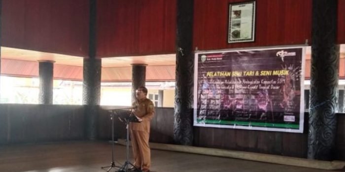 Sekretaris Daerah (Sekda) Kubar, Ayonius saat menghadiri pembukaan pelatihan seni tari dan musik yang dilaksanakan oleh Dispar Kubar. Senin (20/6/2022). Foto: BorneoFlash.com/Lilis Suryani.