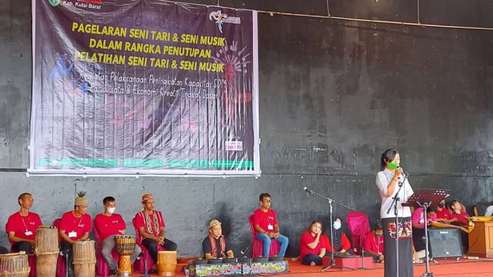 Kepala Dispar Kubar, Yuyun Diah Setyorini saat menutup pelatihan seni tari dan musik di Lamin Adat Taman Budaya Sendawar. Rabu (22/6/2022). Foto: BorneoFlash.com/Lilis Suryani. 