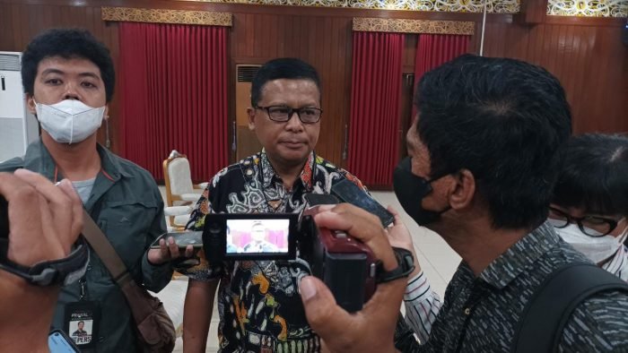 Kepala Dinas Perhubungan Balikpapan Elvin Junaidi saat diwawancara awak media. Foto: BorneoFlash.com/Niken.