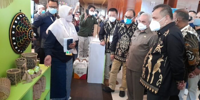 Gubernur Kalimantan Timur Isran Noor saat Meninjau stan pengusaha lokal dan penggiat UMKM binaan KKKS untuk hadir dalam Pra Event Forum Kapnas yang digelar di Hotel novotel Balikpapan. Foto: HO/Humas SKK Migas Kalsul.