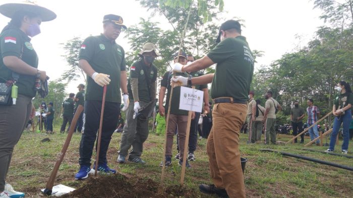 Kepala DLH Kubar, Ali Sadikin bersama Kepala Kejaksaan Negeri (Kejari) Kubar, Bayu Pramesti saat melakukan penanaman pohon di kawasan hutan kota Sendawar Jumat (24/6/2022). Foto: BorneoFlash.com/Lilis Suryani.