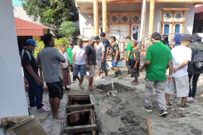LPM Gunung Samarinda bersama KKN Unmul dan warga sekitar memperbaiki drainase yang rusak, di Strat 6 RT 49 Kelurahan Gunung Samarinda, Balikpapan Utara, Minggu (26/6/2022).Foto: BorneoFlash.com/Ist.