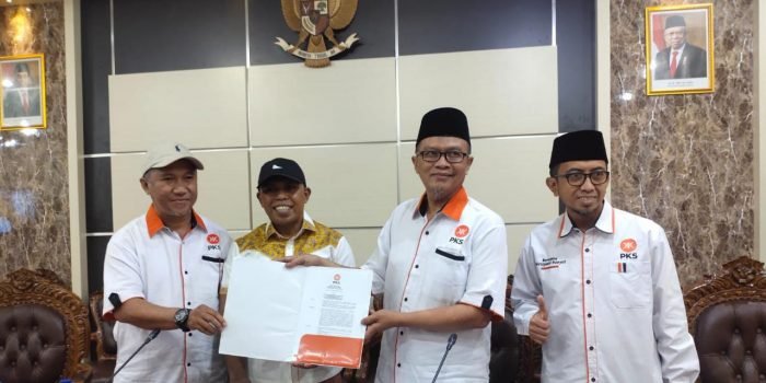 Pengurus Partai Keadilan Sejahtera (PKS) Balikpapan menyerahkan SK DPP PKS kepada DPRD Balikpapan diterima langsung oleh Wakil Ketua DPRD Balikpapan Subari. Foto: BorneoFlash.com/Niken.