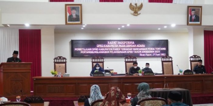 Wakil Bupati Paser Syarifah Masitah Assegaf hadir Dalam Rapat Paripurna yang dipimpin Ketua DPRD Paser Hendra Wahyudi bersama Wakil Ketua Fadly Imawan,Berlangsung di Gedung Baling Seleloi DPRD Paser Senin (27/6/2022), Foto: HO.