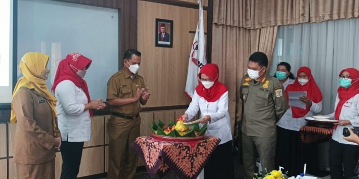PMI Kota Balikpapan melakukan tasyakuran dengan pemotongan tumpeng dan pemberian penghargaan kepada para pendonor darah, di Ruang Rapat Utama PMI Balikpapan, Senin (28/6/2022). Foto: BorneoFlash.com/Niken.