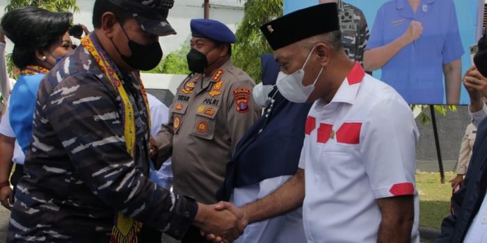 Wakil Ketua DPRD Balikpapan Budiono menyambut kedatangan KASAL Laksamana TNI Yudo Margono, SE, MM bersama Ketum Jalasenastri Vero Yudo Margono
