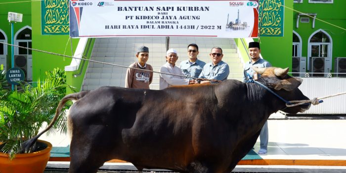 Chief Production Officer Kideco, Edra Emilza didampingi Deputy Chief Legal & Security Officer Erlangga Gaffar menyerahkan bantuan sapi kurban kepada pengurus Masjid Agung Nurul Falah Tanah Grogot, Kabupaten Paser. Foto: HO/Kideco. 