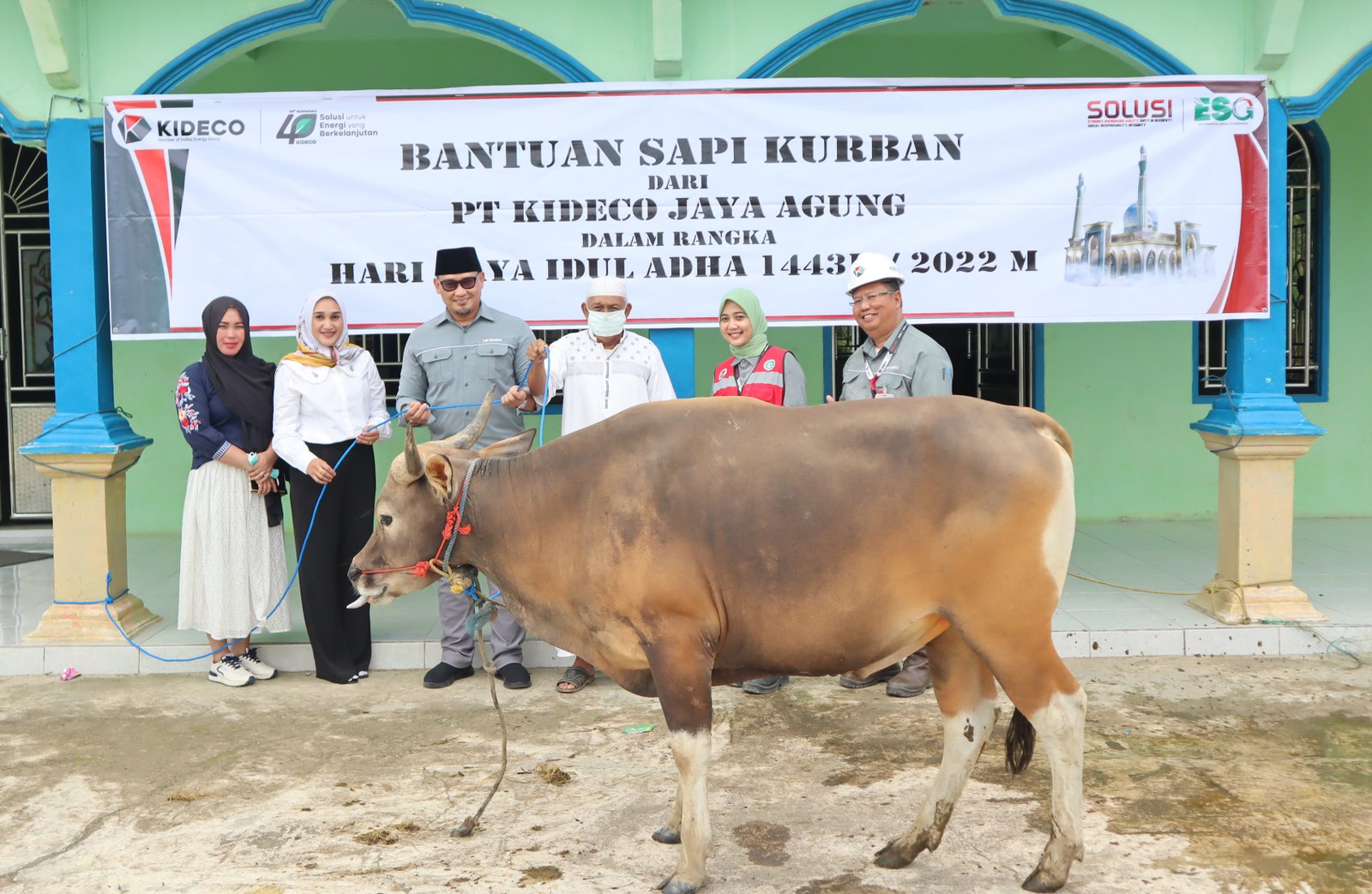 Peduli Masyarakat di Sekitar Wilayah Operasional, Kideco Bagikan Ratusan Sapi Kurban