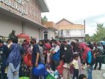 Pasar murah minyak goreng yang berlangsung di Kelurahan Graha Indah, Minggu (3/7/2022).(BorneoFlash.com/Niken).