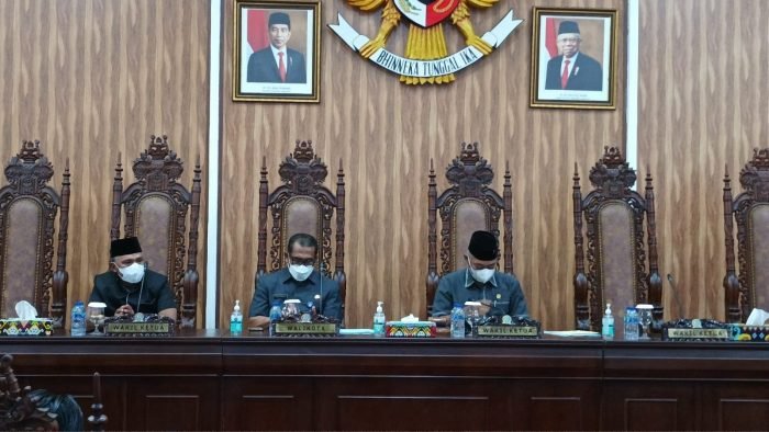DPRD Balikpapan menggelar rapat paripurna ke 13 masa sidang II bersama Pemkot Balikpapan, di Ruang Paripurna DPRD Balikpapan, Senin (4/7/2022). Foto: BorneoFlash.com/Niken.